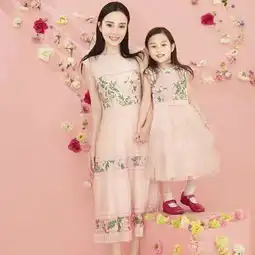 国庆节前李小璐带甜馨游天安门,穿搭亲子装扎马尾儿,青春显活力