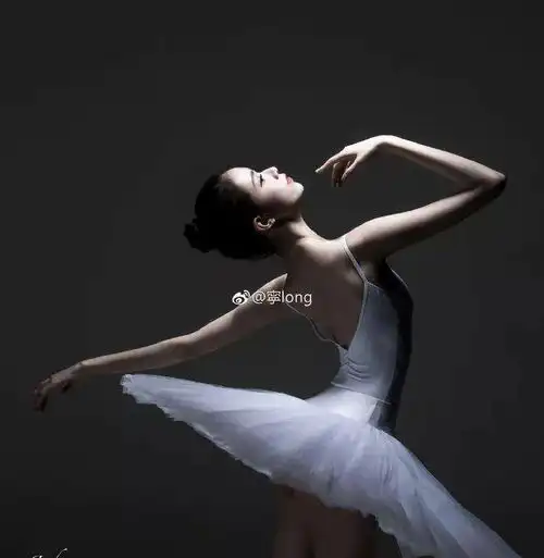 拥有天鹅颈大长腿的芭蕾少女,还长了一张堪称整形模板的脸