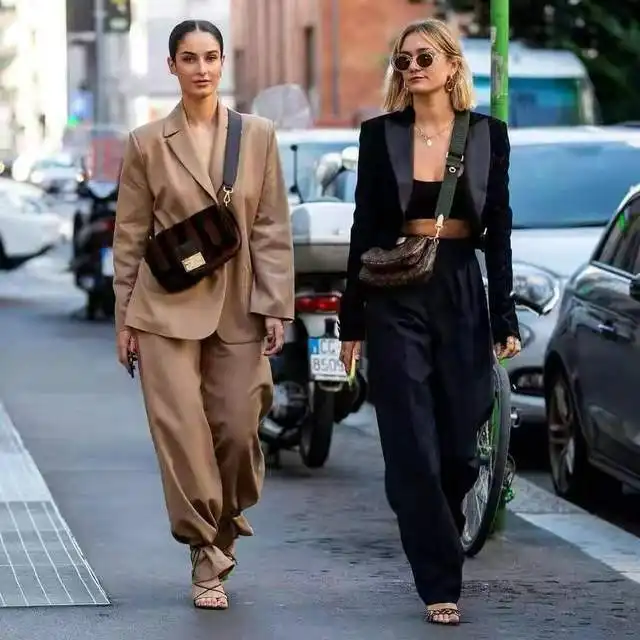 女人上了年纪别刻意装嫩,试试同色系穿搭,优雅更有高级感