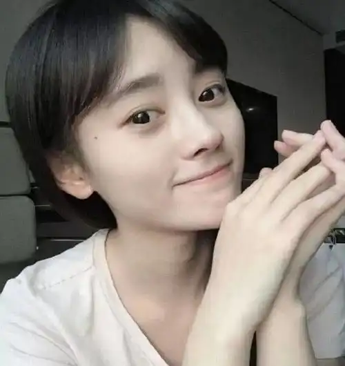 素颜决定颜值,抗住了关晓彤,躲过了杨超越,看到她一眼沦陷