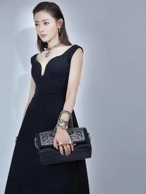 张天爱真是复古美人,穿露肩白裙比例出众,侧颜颌骨美爆了