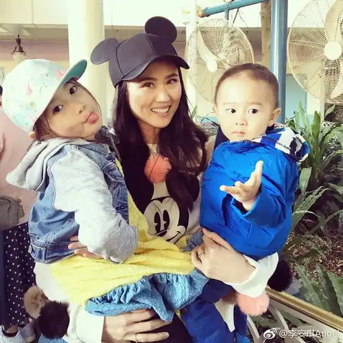 杨颖双手轻松抱起2个小女孩,还有哪些明星家长臂力惊人厉害了