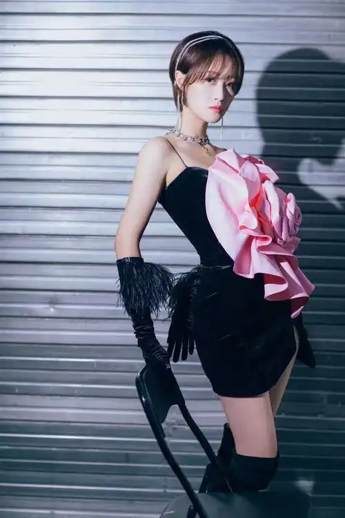 蓝盈莹穿黑粉色连衣裙,粉色大花格外抢镜,适合养眼不适合借鉴