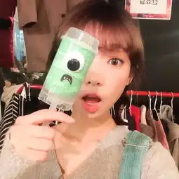 有没有和这个相似的头像,只露一半脸