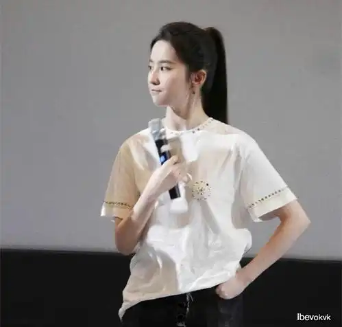 刘亦菲和杨幂都穿白色t恤扎马尾辫谁更像学生时代女生