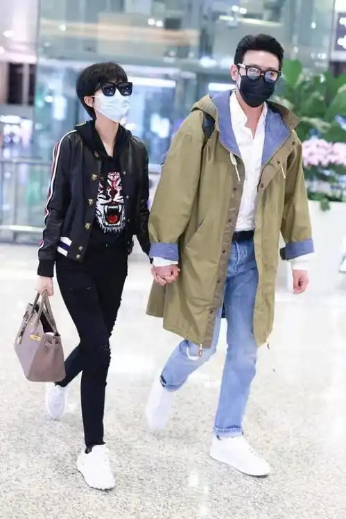 陆毅夫妇合体走机场,鲍蕾剪情侣发型太有夫妻相,他穿大衣似鲜肉