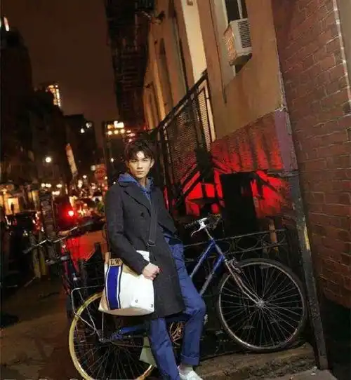 吴磊帅气亮相机场,手上提的包包太抢镜,原来他的爱好这么特别