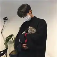 2020年男生抱在怀里猫咪头像