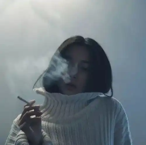 禁欲系女生头像抽烟娃娃