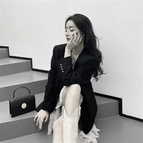 黑白头像女生冷酷霸气很坚强不敷衍的女人