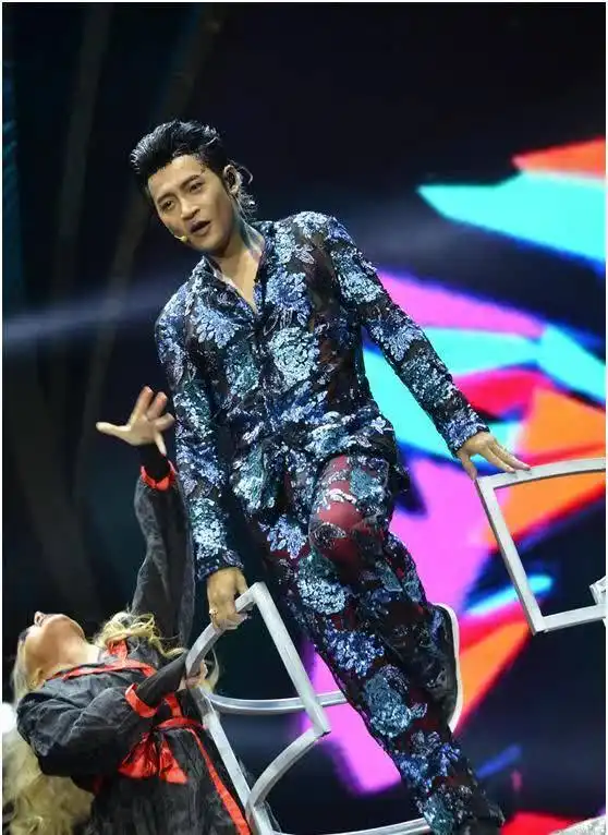 陈志朋彻底放飞,黄色大衣搭配超短裤,穿得花哨却挡不住男人味
