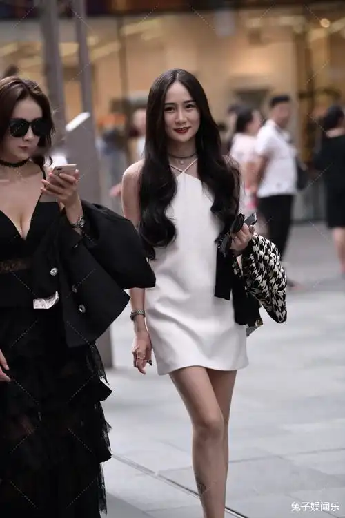 街拍塑料闺蜜出门真会穿,黑白两色格格不入,真怕俩人踩起来