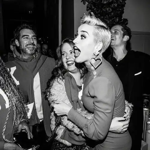 凯蒂佩里庆祝订婚一周年