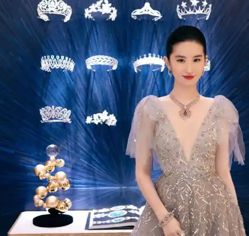 刘亦菲晒自拍开美颜了,秀超大翡翠耳环引热议,与巩俐申报奥斯卡