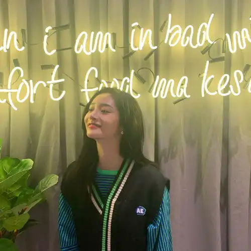 组图周洁琼18宫格自拍美貌营业绿条纹t恤休闲长发飘逸