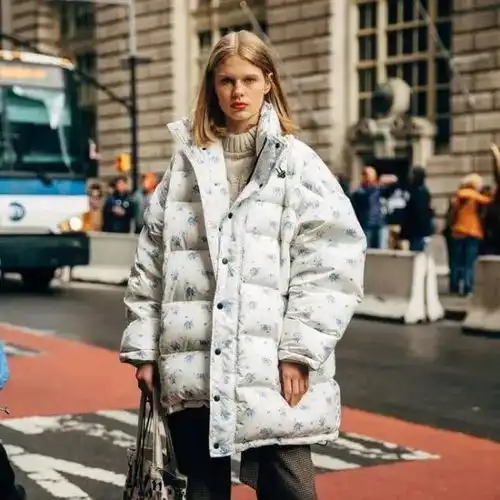 不管大衣还是羽绒服,女人少买黑色,这4种颜色更高级,气质减龄