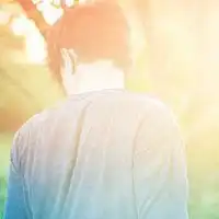 阳光男生头像背影图片逆光男生背影头像图片