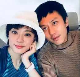 孙俪一家四口出游,邓超的高跟鞋却成亮点,网友家庭地位啊
