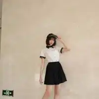 女生头像全身站着的可爱的