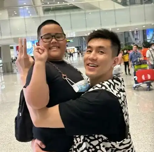 总决赛结束之后,郭艾伦比之前任何一个休赛期都放得开玩得嗨