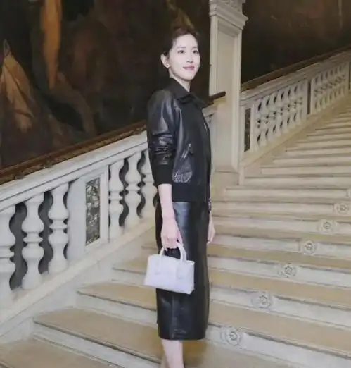 章泽天章子怡同框前者站c位气场强大,后者霸气,二人似姐妹