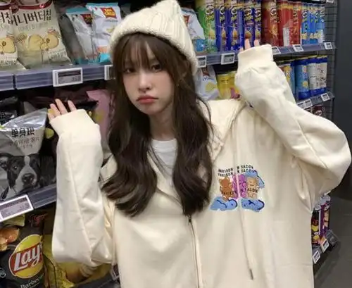 今年的秋冬,带火了一种穿搭叫连帽卫衣,若配上毛线帽萌系又少女