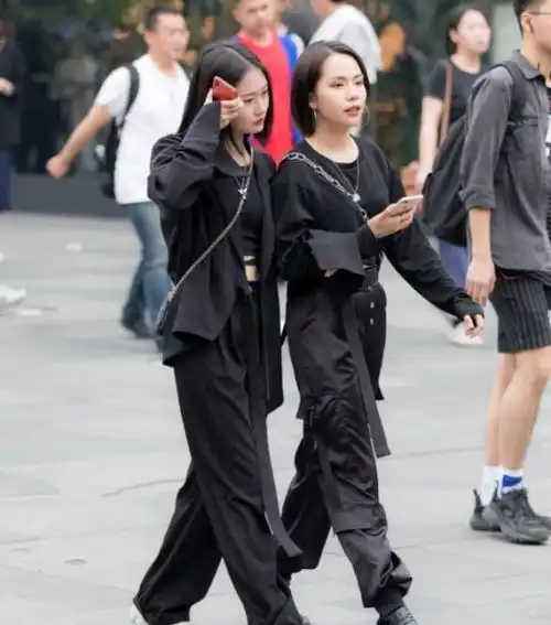 街拍521别人秀男朋友,我秀闺蜜,一起压马路男朋友也羡慕