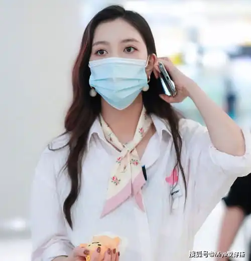 衬衫要像宋妍霏这样穿,系条丝带超有女人味,配条粉色裤子又减龄