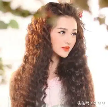 发型这样烫,想不洋气都难