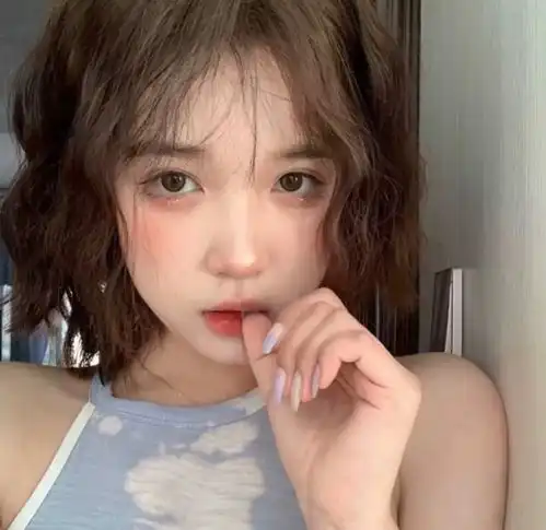 开心的头像女生