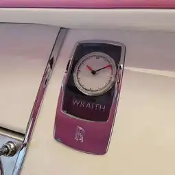 劳斯莱斯魅影粉白双拼吸引众多女孩眼光