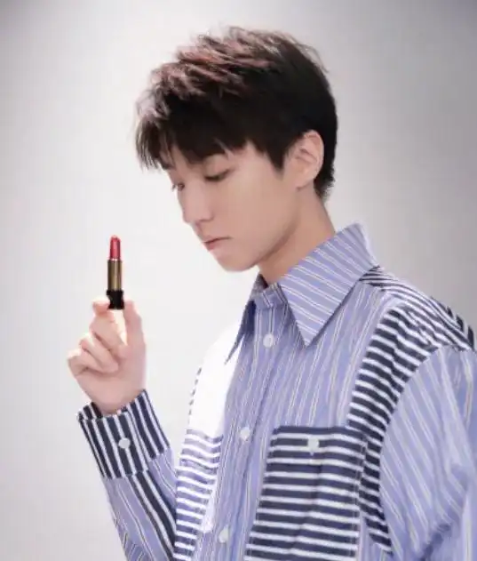 三小只穿白大褂,王俊凯禁欲系,王源呆萌,看到他没病也想看医生