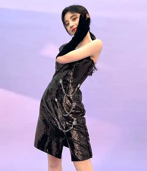 鞠婧祎新造型,穿反光裙秀大长腿,网友她有80斤吗