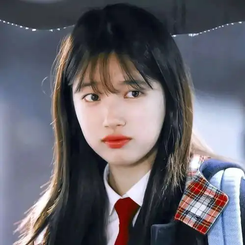 网易云热评问一位女生在这个季节怎么撩男孩子,她说很简单,就