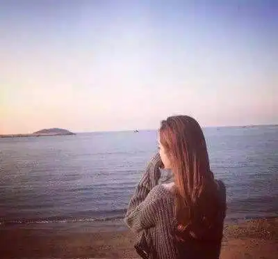 50岁女士背影微信头像