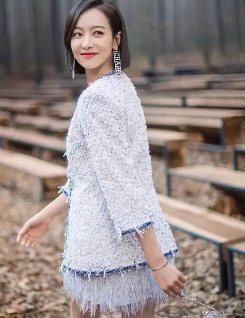 今年西装外套要让位了现在流行穿小香风外套,百搭减龄显气质