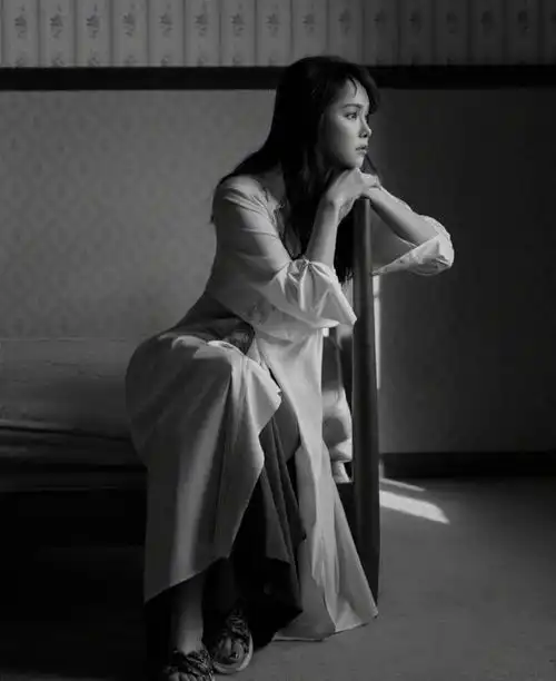 伊能静真放得开,穿黑裙跪地秀曲线美,牛奶肌丝滑毫无皱纹