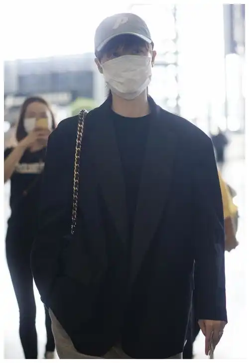 黄明昊挥手与粉丝道别超宠粉李宇春黑色西服亮相,李毓芬现时装周