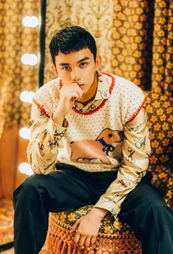 吴磊撞衫宋妍霏马甲也可以帅得一塌糊涂,男友魅力无处安放