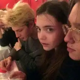 阳光爱笑开朗女生头像欧美我喜欢的人他不认识我