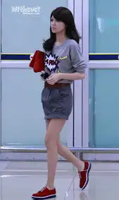 询问121006秀英那天在机场穿的鞋子请问是否有人知道这款鞋子的品牌与价格