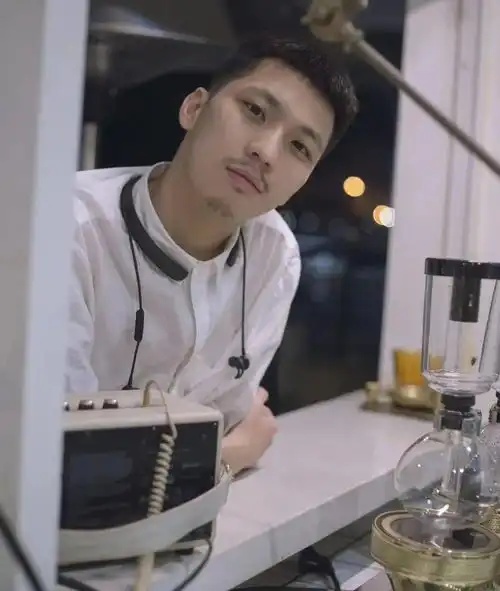 人人都有一件白衬衣,试问谁能抵抗这9位男生的诱惑