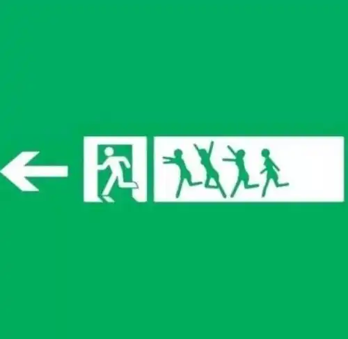 幽默笑话,在一条狭窄的小路上,两个汽车司机相遇了