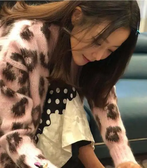 42岁金喜善少女感满满,穿粉色西装配阔腿裤高级优雅,太迷人