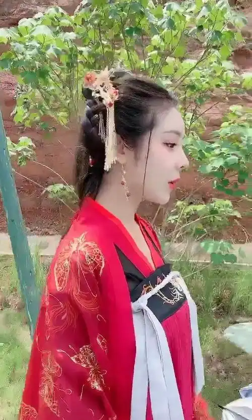 高颜值美女古风装扮,同样可以吸人眼球