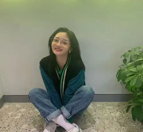 周洁琼好撩人,橘色露腰针织衫搭牛仔裤,清新慵懒又干练