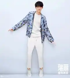 吴磊身穿绿色卫衣登封面男孩像你青春正好