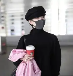 32岁的江疏影又扮嫩穿粉色外套配黑色高领毛衣,暴露少女心