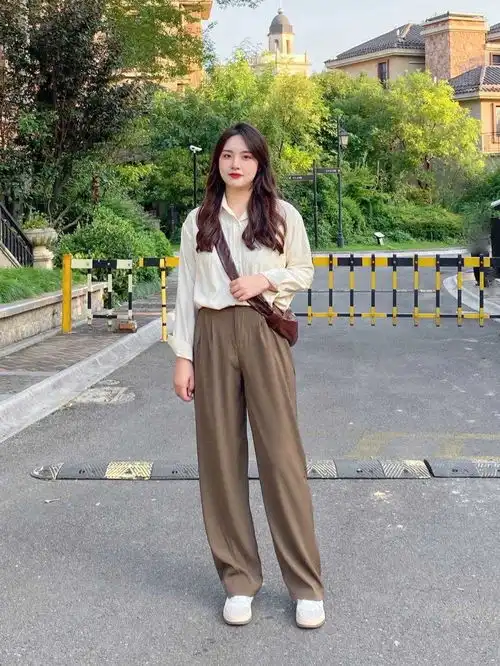 普通女孩该怎么穿才洋气白色西服搭配百褶裙干练精致,优雅大气