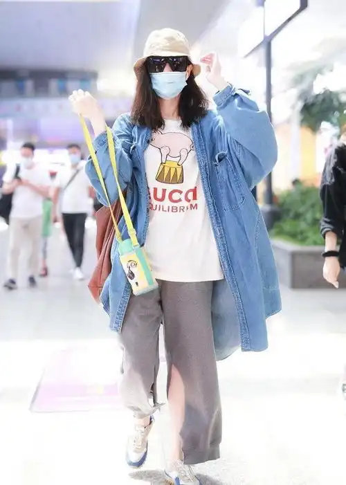 倪妮扮嫩很彻底,穿卡通t恤嫌不够可爱,还背幼儿园同款水杯